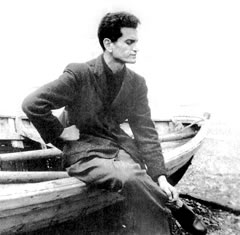 El joven poeta sentado frente al mar