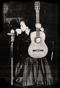 Violeta Parra y su guitarra